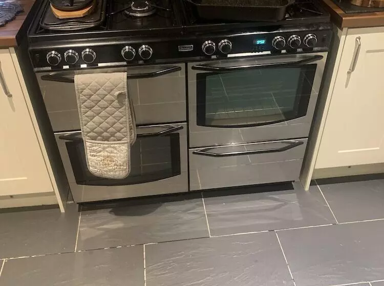 Residenssi Impeccable Bungalow In Fair Oak, Hampshire