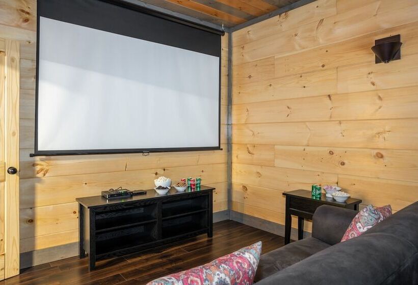 Copperhead By Avantstay Treetop Haven W/ Indoor Pool, Home Theatre & Game Room!!