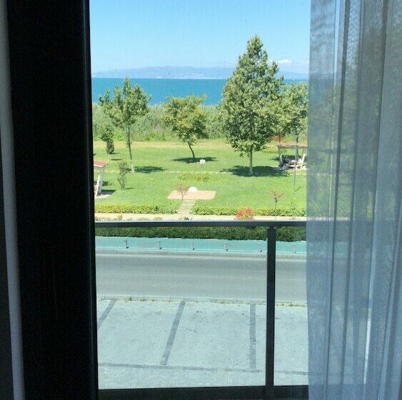 مسافرخانه Anti̇goni̇a Buti̇k Otel