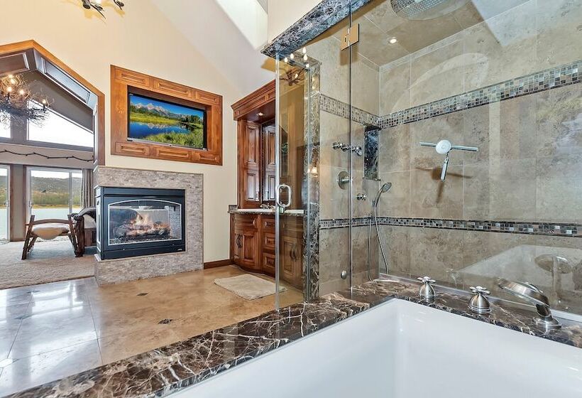 Lagunita Shores By Avantstay Beautiful Lakefront Mansion W/ Hot Tub & Bbq