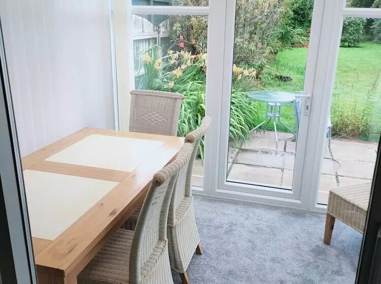 Residenssi Charming 2 Bed House In Fleetwood, England