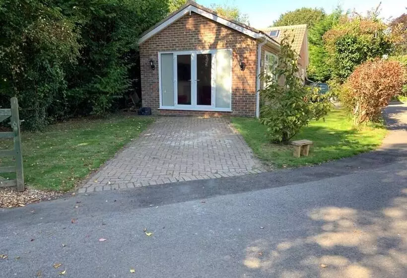 Residenssi Immaculate 2 Bed House In High Wycombe Hp14