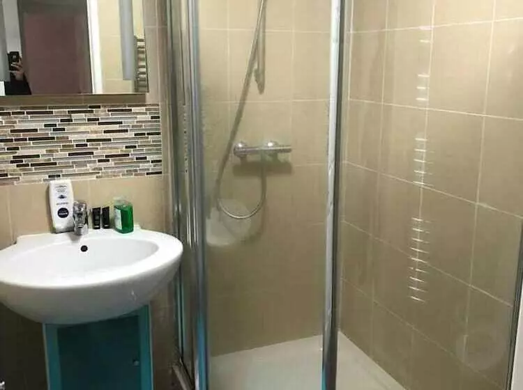 Residenssi Immaculate 2 Bed House In High Wycombe Hp14