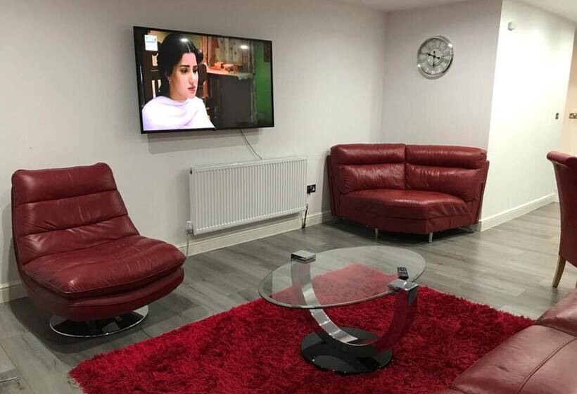 Rezydencja Immaculate 2 Bed House In High Wycombe Hp14