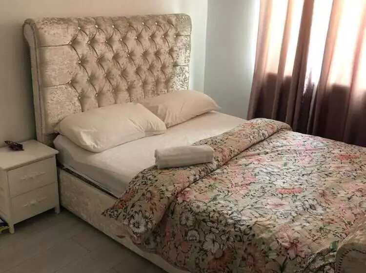 Residenssi Immaculate 2 Bed House In High Wycombe Hp14