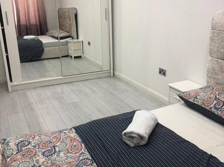 Rezydencja Immaculate 2 Bed House In High Wycombe Hp14