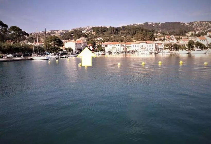 Residenssi Luxurious Seafront Villa In Rab