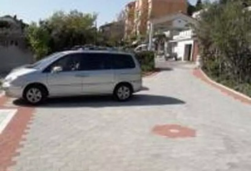 Residenssi Luxurious Seafront Villa In Rab