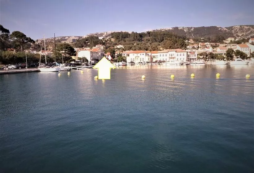 Residenssi Luxurious Seafront Villa In Rab