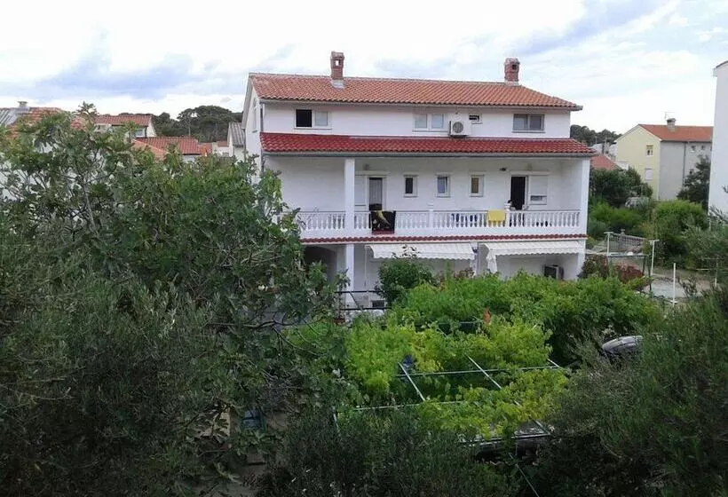 Residenssi Luxurious Seafront Villa In Rab