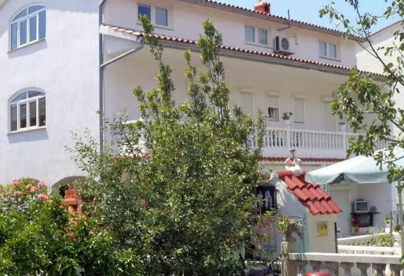 Residenssi Luxurious Seafront Villa In Rab