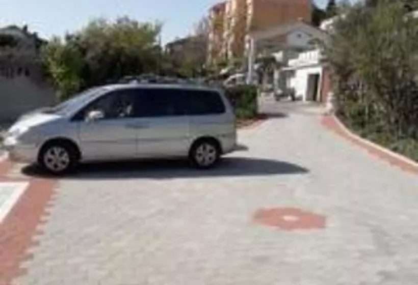 Residenssi Luxurious Seafront Villa In Rab