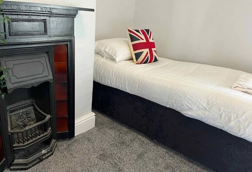 منتجع The North Wales Gathering   Hot Tub Sleeps Up To 16