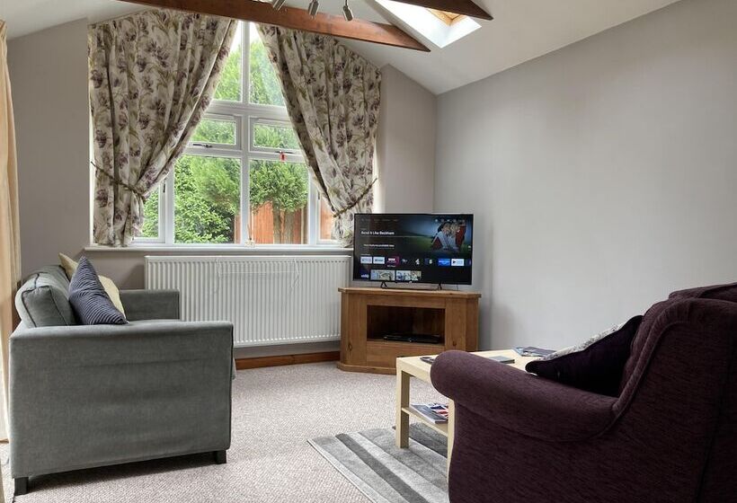 Spacious Detached Bungalow With Ample Parking