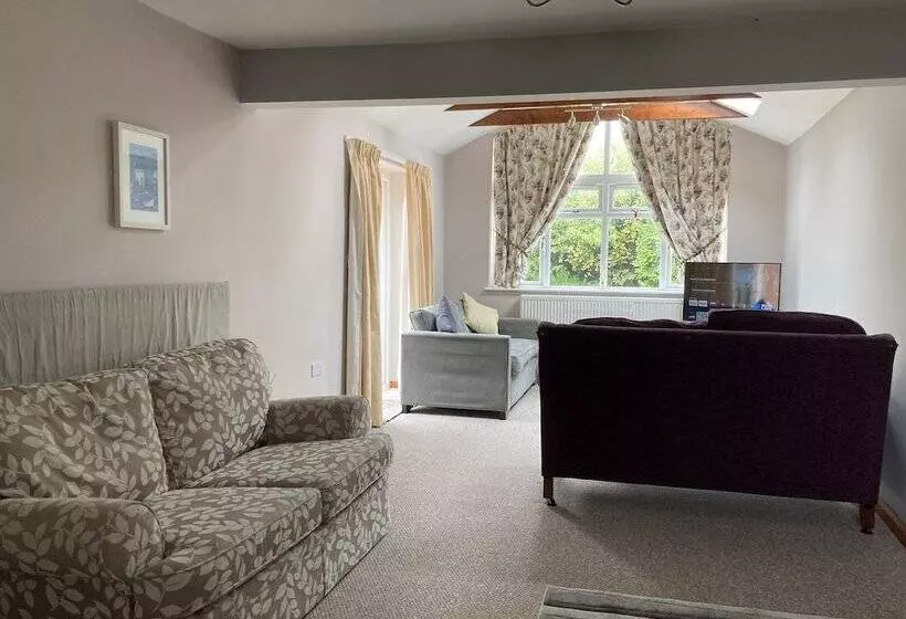 Spacious Detached Bungalow With Ample Parking