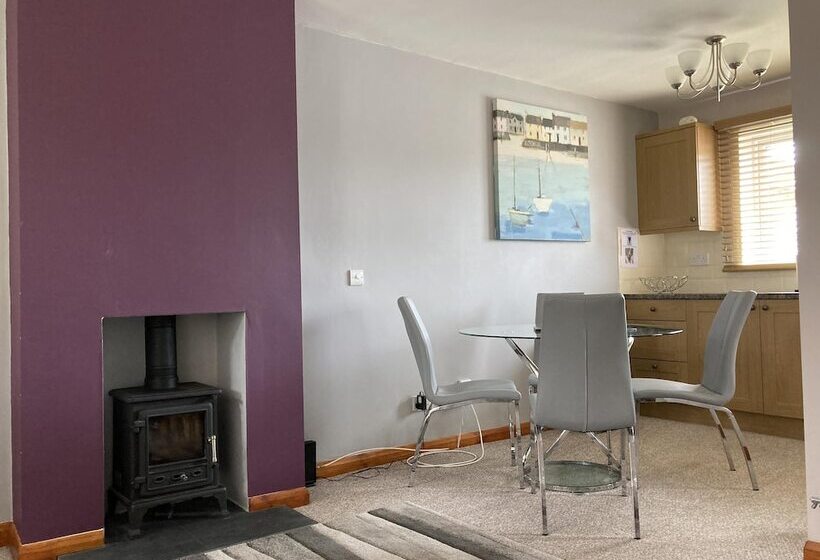 Spacious Detached Bungalow With Ample Parking