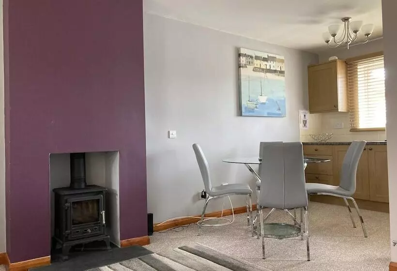 Spacious Detached Bungalow With Ample Parking