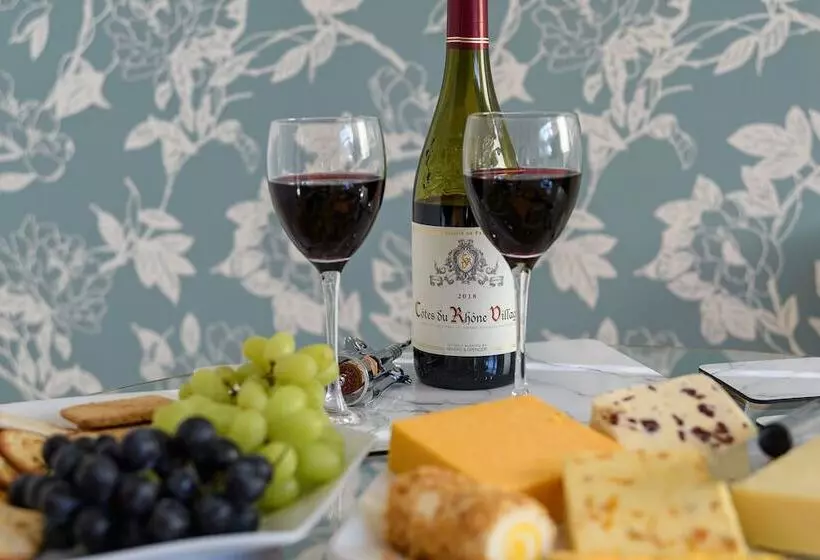 Spacious Detached Bungalow With Ample Parking