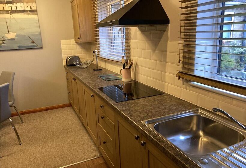 Spacious Detached Bungalow With Ample Parking