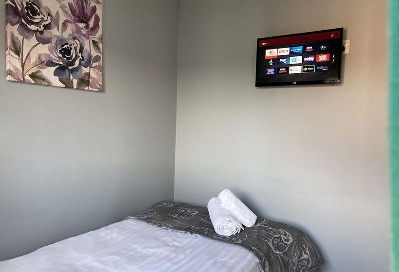 Spacious Detached Bungalow With Ample Parking