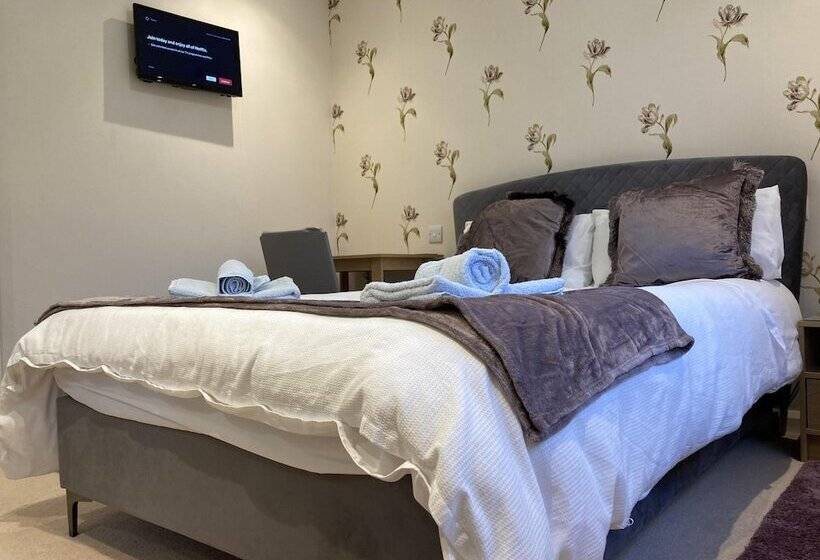 Spacious Detached Bungalow With Ample Parking