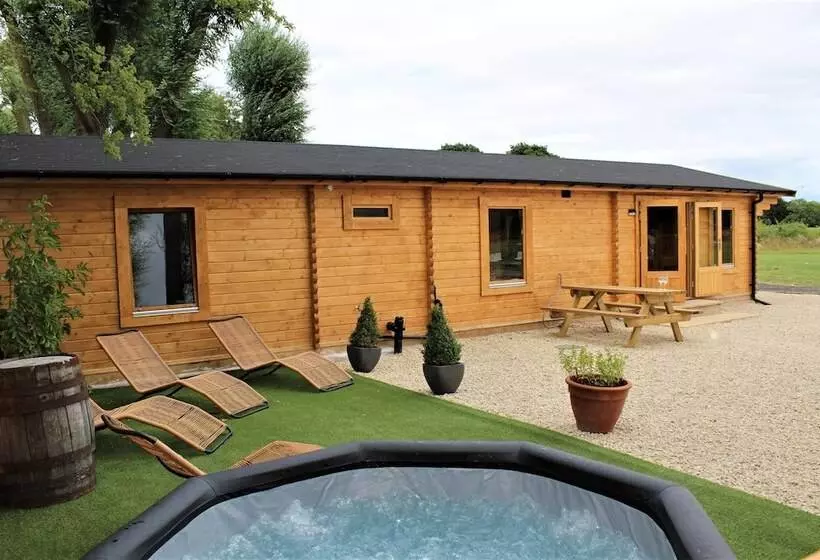 Stunning 5 Bed Cabin In Ashton Under Hill