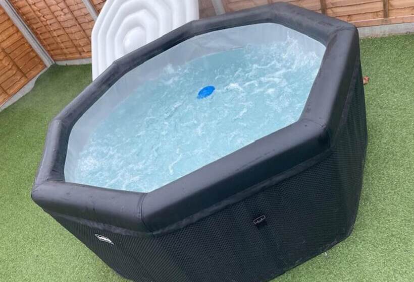 Stunning 5 Bed Cabin In Ashton Under Hill