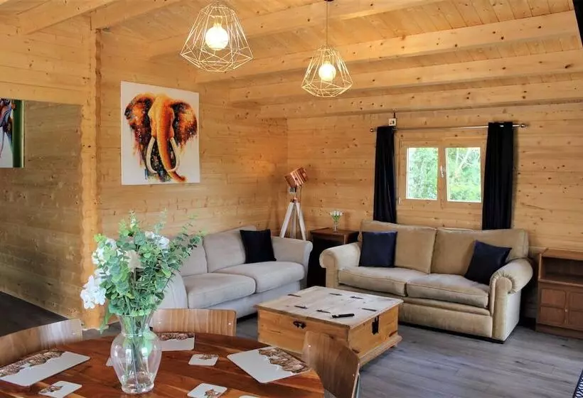 Stunning 5 Bed Cabin In Ashton Under Hill