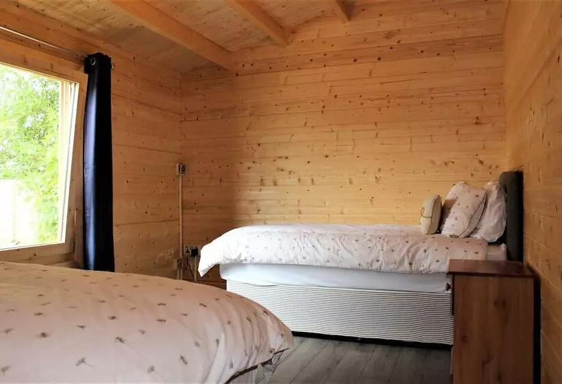 Stunning 5 Bed Cabin In Ashton Under Hill