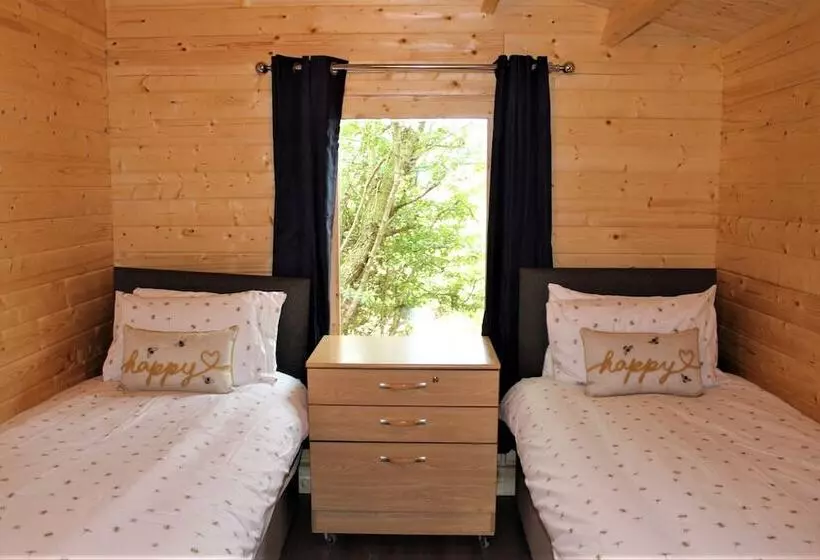 Stunning 5 Bed Cabin In Ashton Under Hill