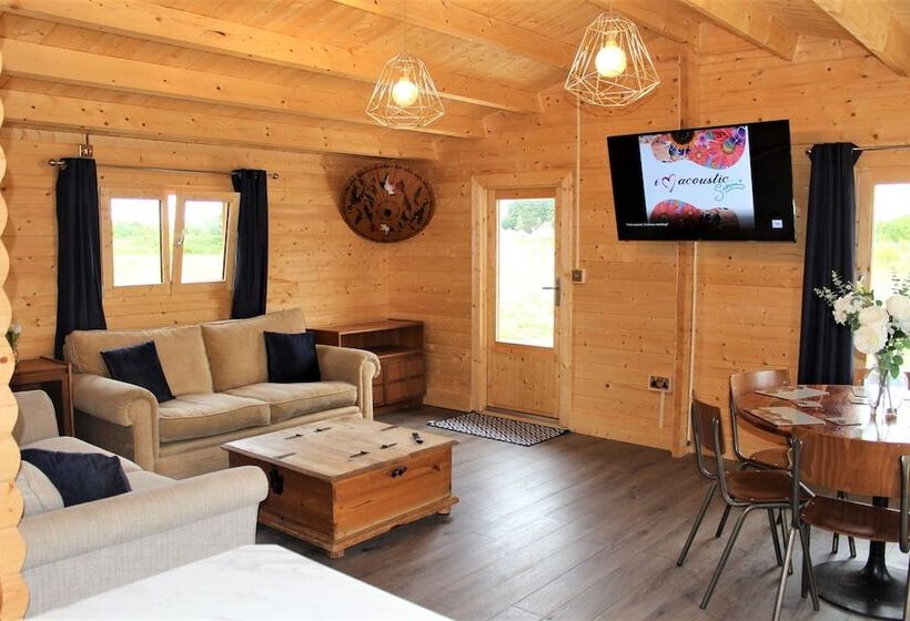 Stunning 5 Bed Cabin In Ashton Under Hill