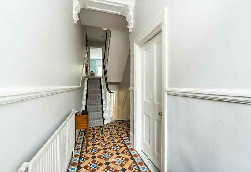 Stylish 3bd Family Home In Shepherd Bush