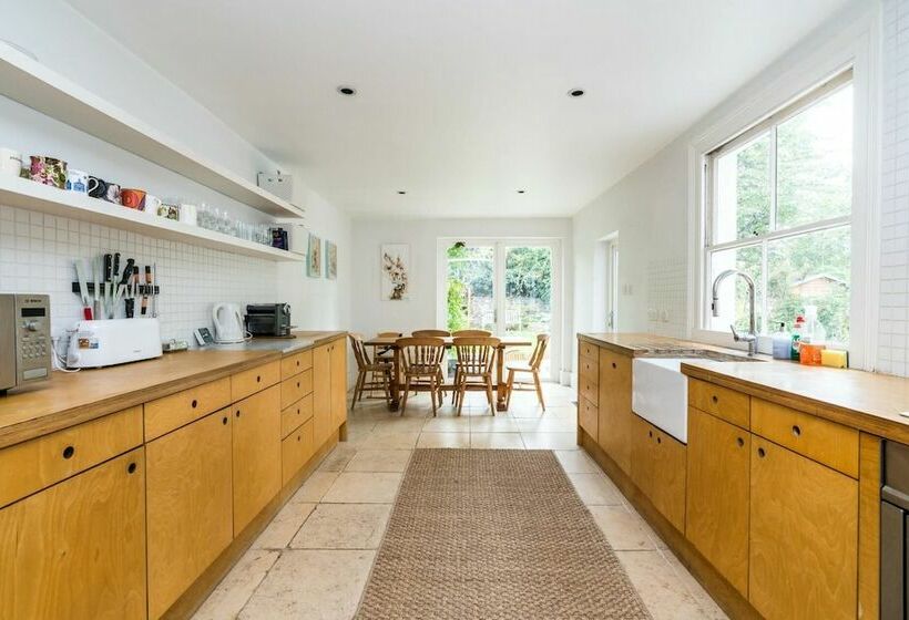 Stylish 3bd Family Home In Shepherd Bush