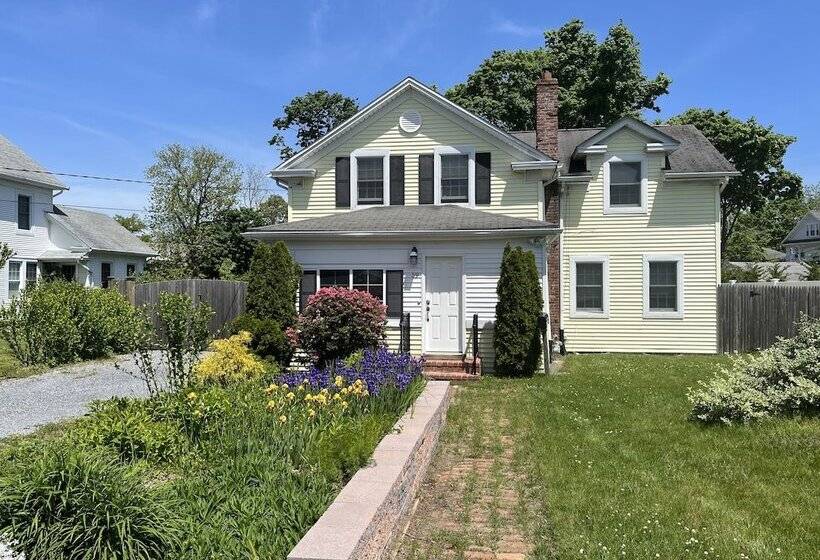 تختخواب و صبحانه Come As You Are Inn Llc