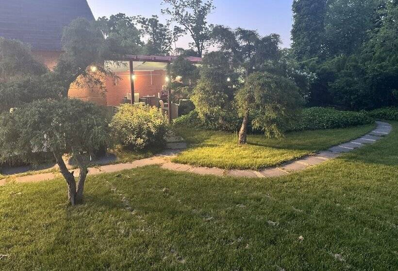 تختخواب و صبحانه Come As You Are Inn Llc