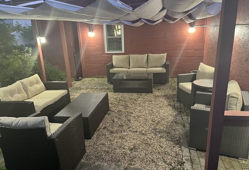 تختخواب و صبحانه Come As You Are Inn Llc