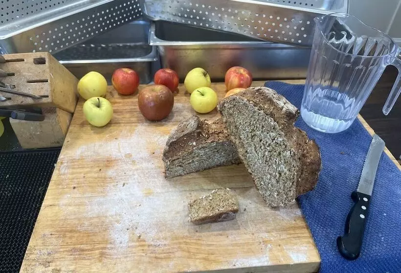 Aamiaismajoitus (B&B) Come As You Are Inn Llc