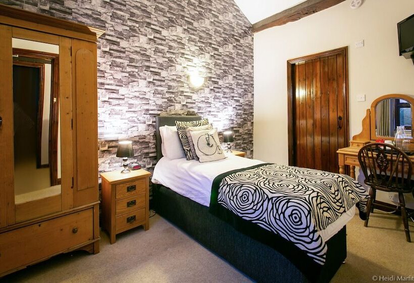 مبيت وإفطار The Old Hall Inn