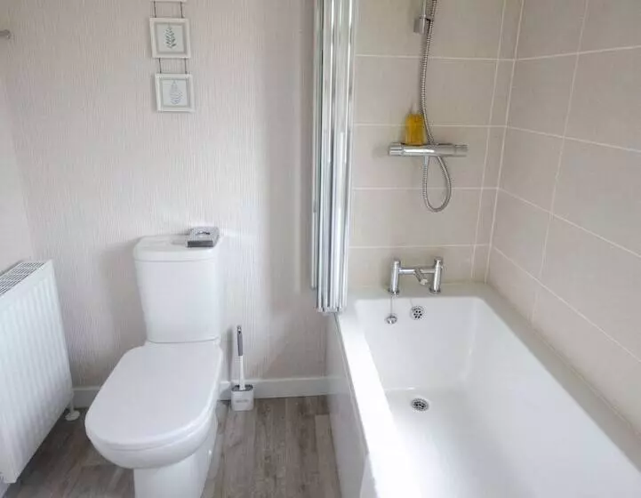 Hotelli Hollicarrs Holiday Park   Hares Leap