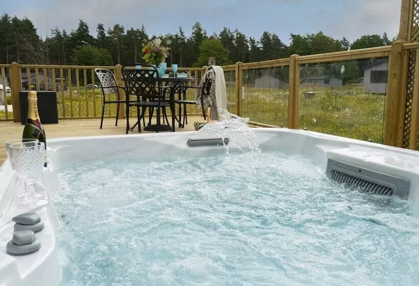Hotelli Hollicarrs Holiday Park   Hares Leap