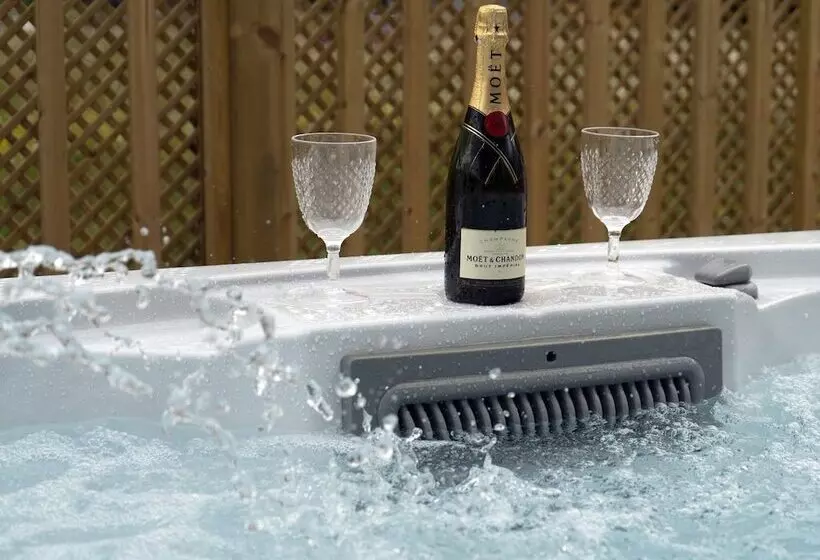 Hotelli Hollicarrs Holiday Park   Hares Leap