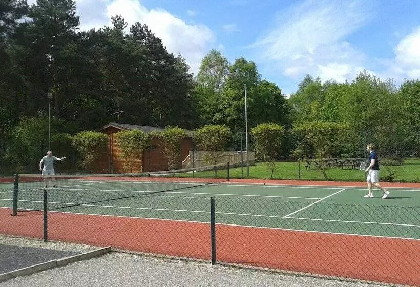 Hotelli Hollicarrs Holiday Park   Hares Leap