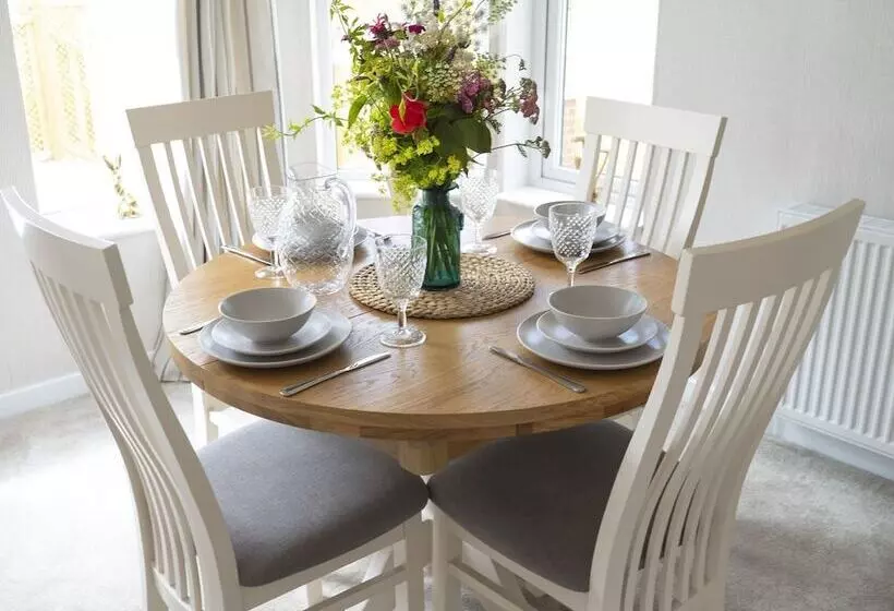 Hotelli Hollicarrs Holiday Park   Hares Leap