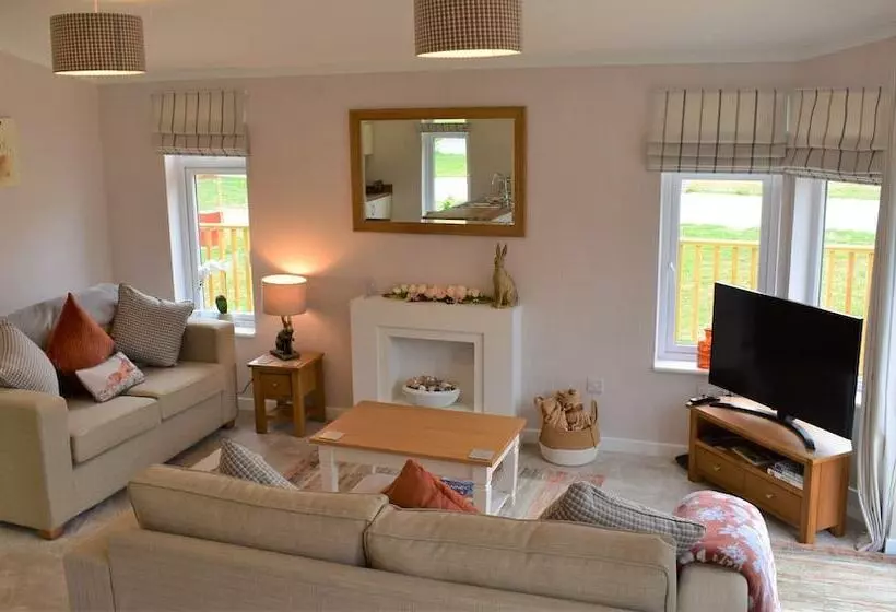 Hotelli Hollicarrs Holiday Park   Hares Leap