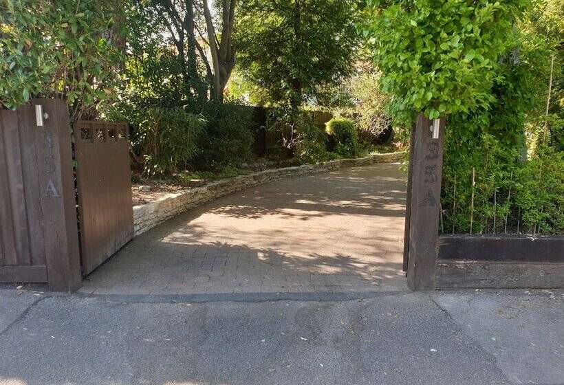 Пансион Little Robin Gate Free Parking Central 10 Min Walk To Train Station