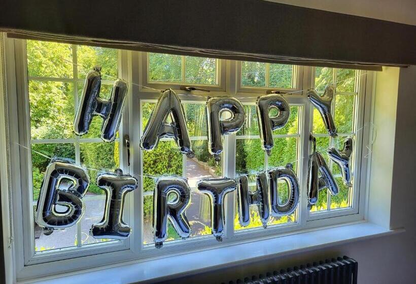 Пансион Little Robin Gate Free Parking Central 10 Min Walk To Train Station