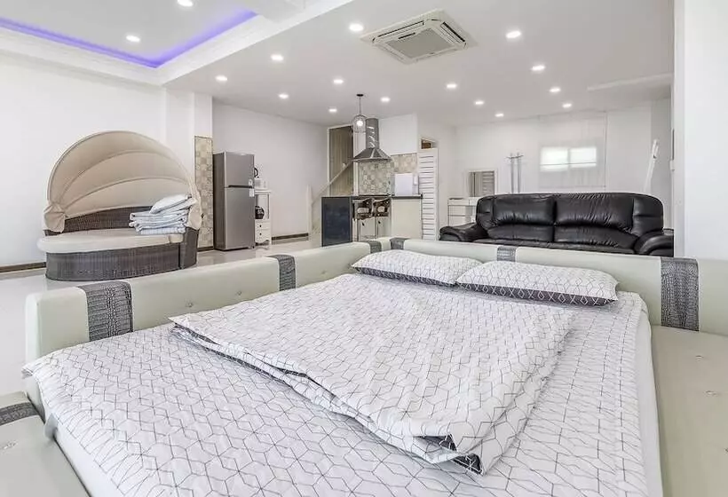 Majatalo Pohang 0.1 Poolvilla