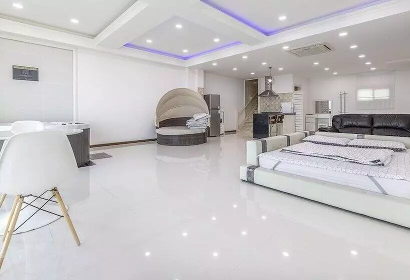 Majatalo Pohang 0.1 Poolvilla