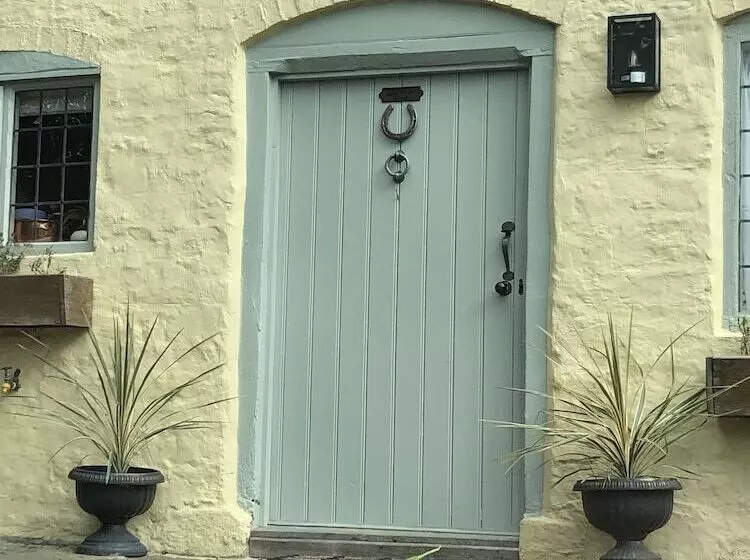 Impeccable 3 Bed 17th Century Luxury Cottage