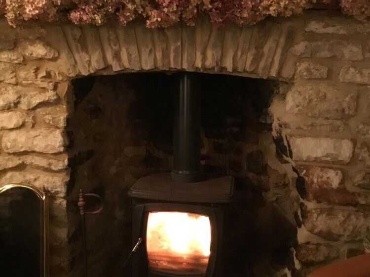 Impeccable 3 Bed 17th Century Luxury Cottage